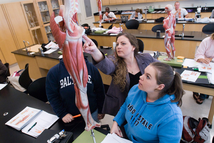 Women in anatomy course