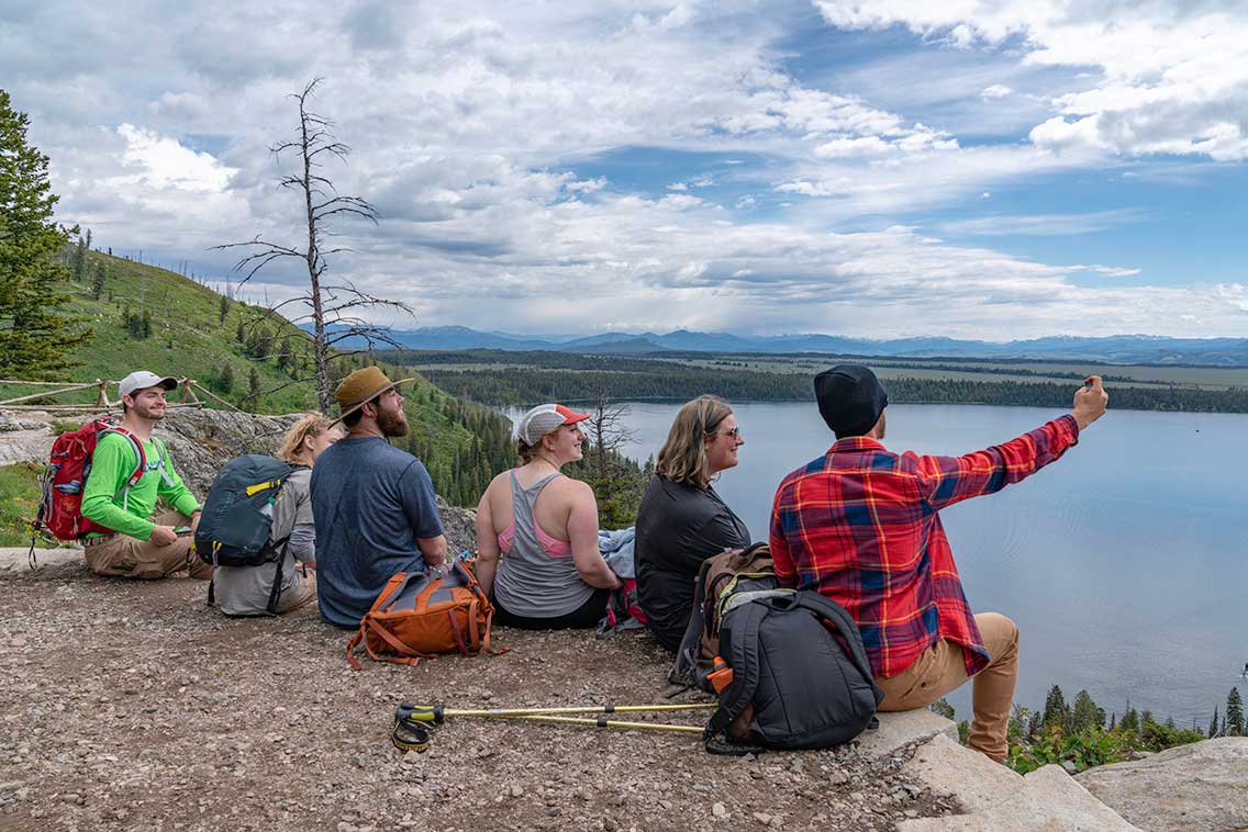 J_B05672 Students taking a selfie